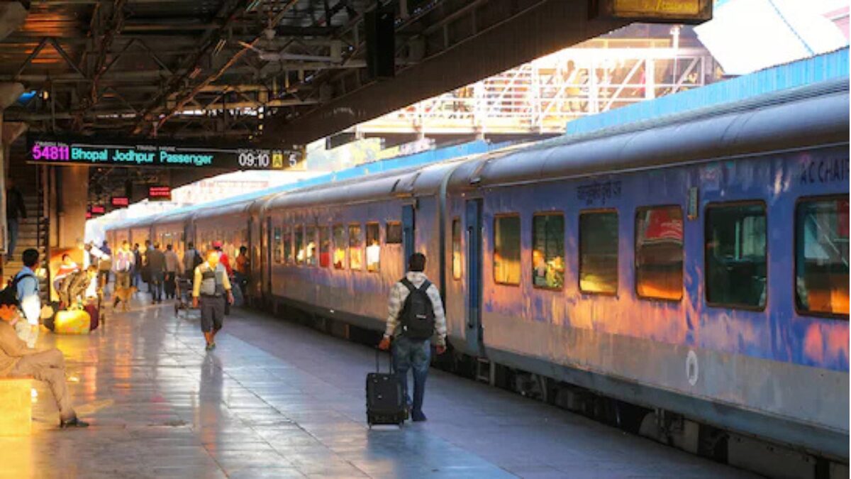 ट्रेन टिकट टाइमिंग 2025