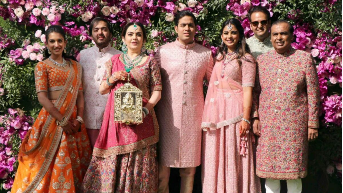 करोड़ों-अरबों रु लुटाने