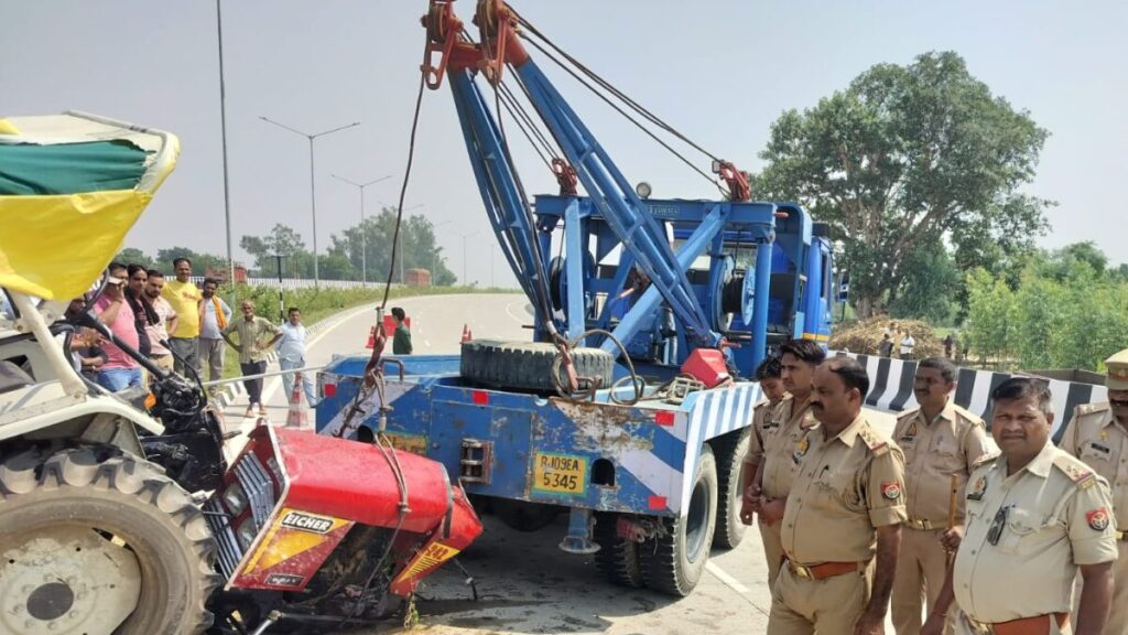 तेज रफ्तार ट्रैक्टर ने कार