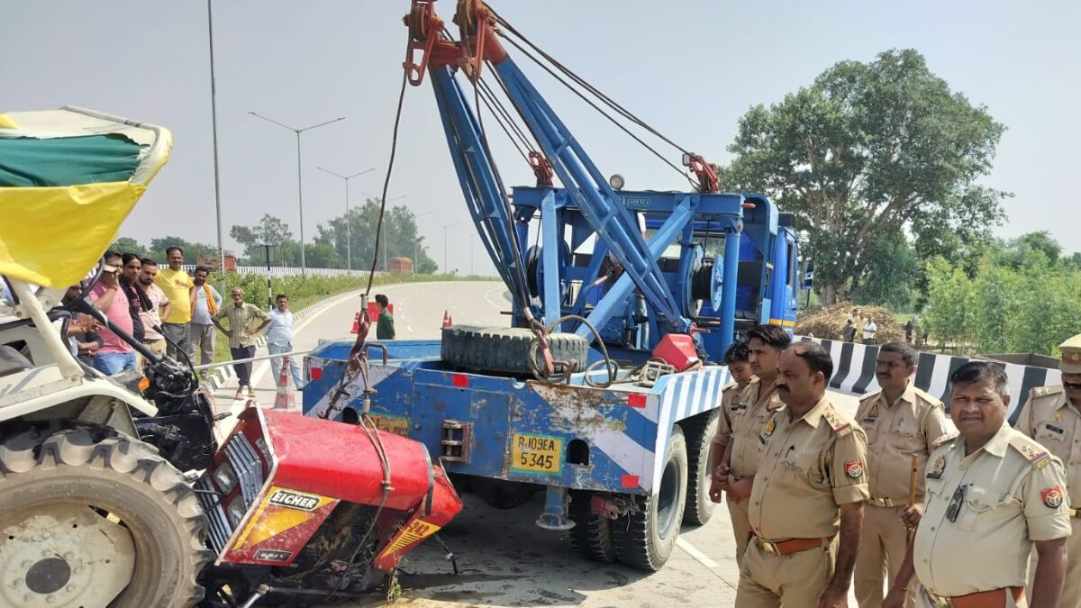 तेज रफ्तार ट्रैक्टर ने कार